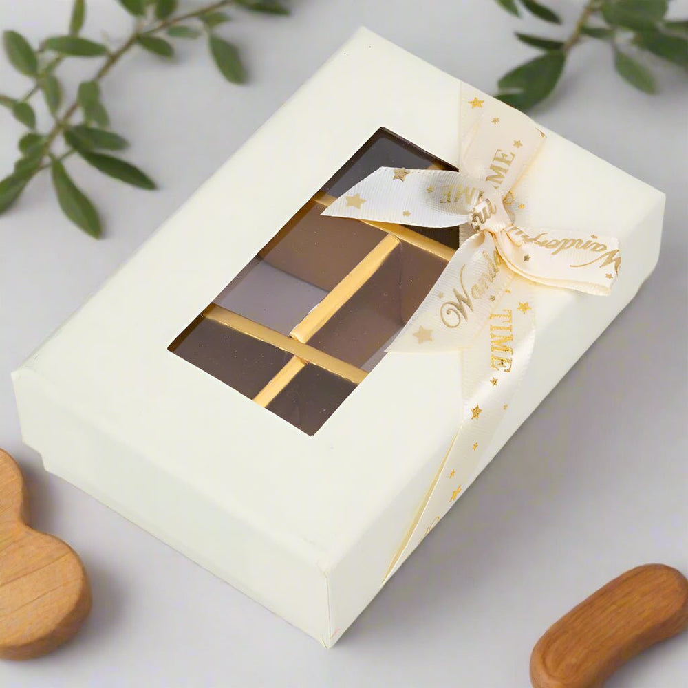 Cutie cadou din hârtie cu 6 compartimente, fereastră și panglică - alb (set 6 buc) - 9x6x4cm - CraftUp