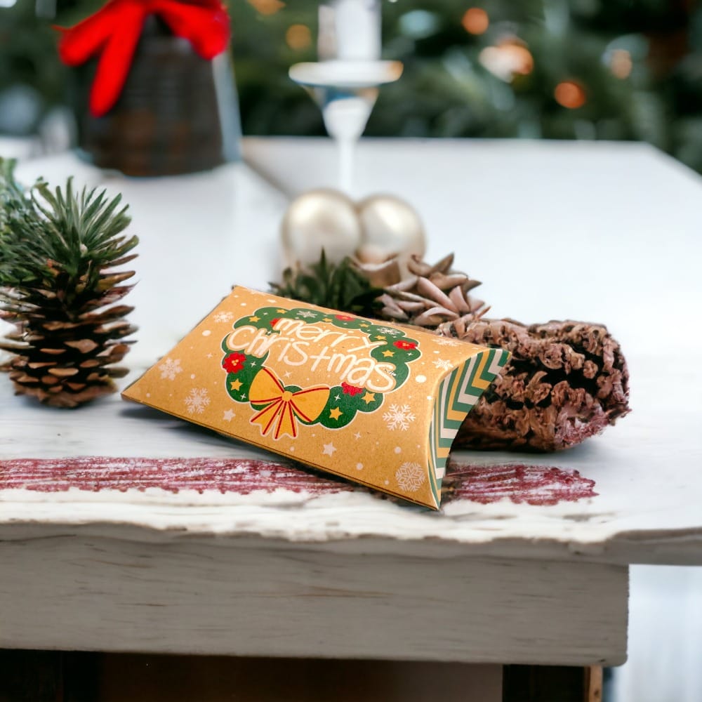 Cutie Crăciun kraft în formă de pernă - model 4 coroniță (set 50 buc) 12x7.2x2.5cm - CraftUp