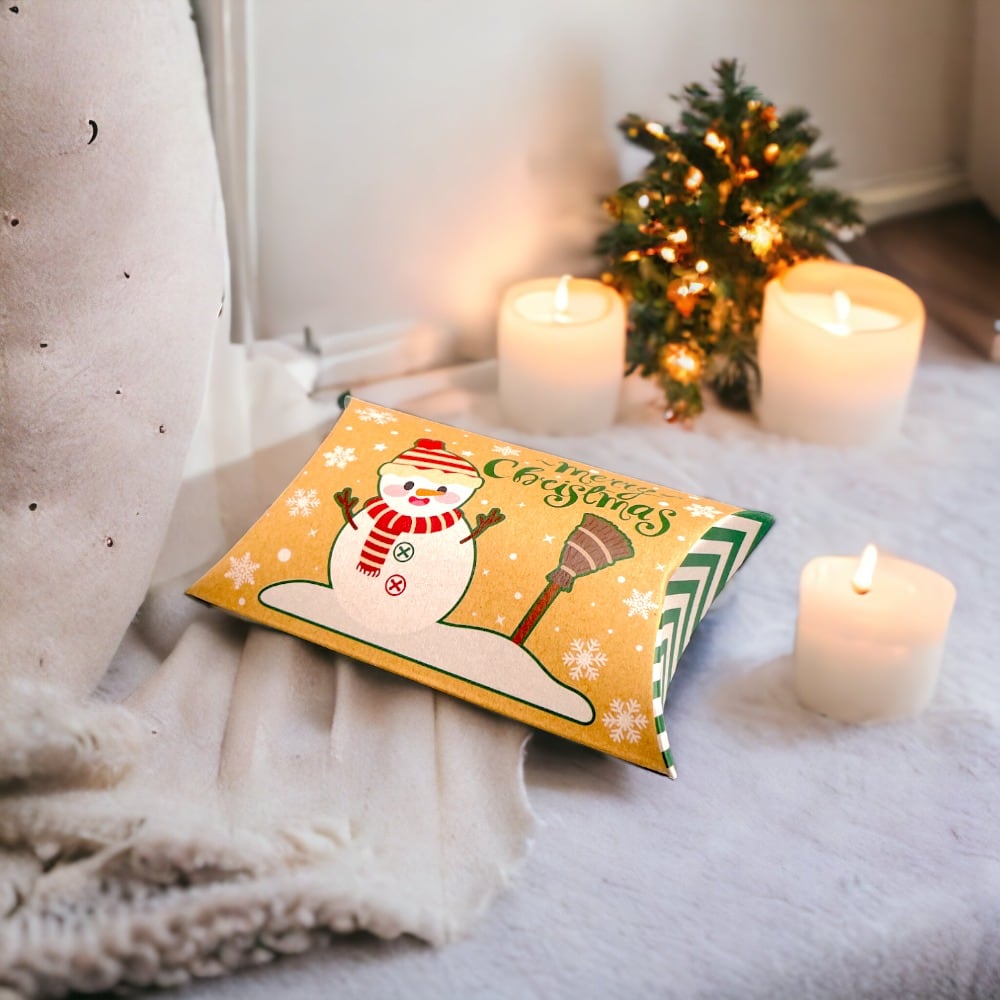 Cutie Crăciun kraft în formă de pernă - model 6 om de zăpadă (set 50 buc) 12x7.2x2.5cm - CraftUp