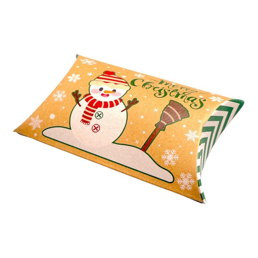 Cutie Crăciun kraft în formă de pernă - model 6 om de zăpadă (set 50 buc) 12x7.2x2.5cm - CraftUp