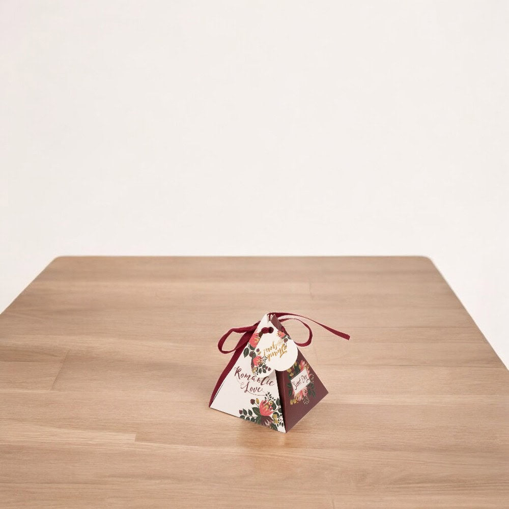 Cutie formă piramidală cu șnur și etichetă cu mesaj Thank you - vișiniu (set 50 buc) - CraftUp