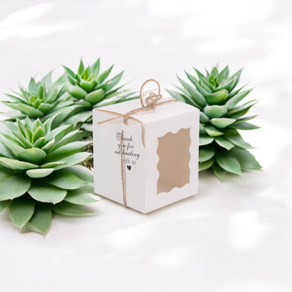 Cutie mică cu fereastră ondulată și sfoară – alb (set 50 buc) – 10×8.5×8.5cm - CraftUp