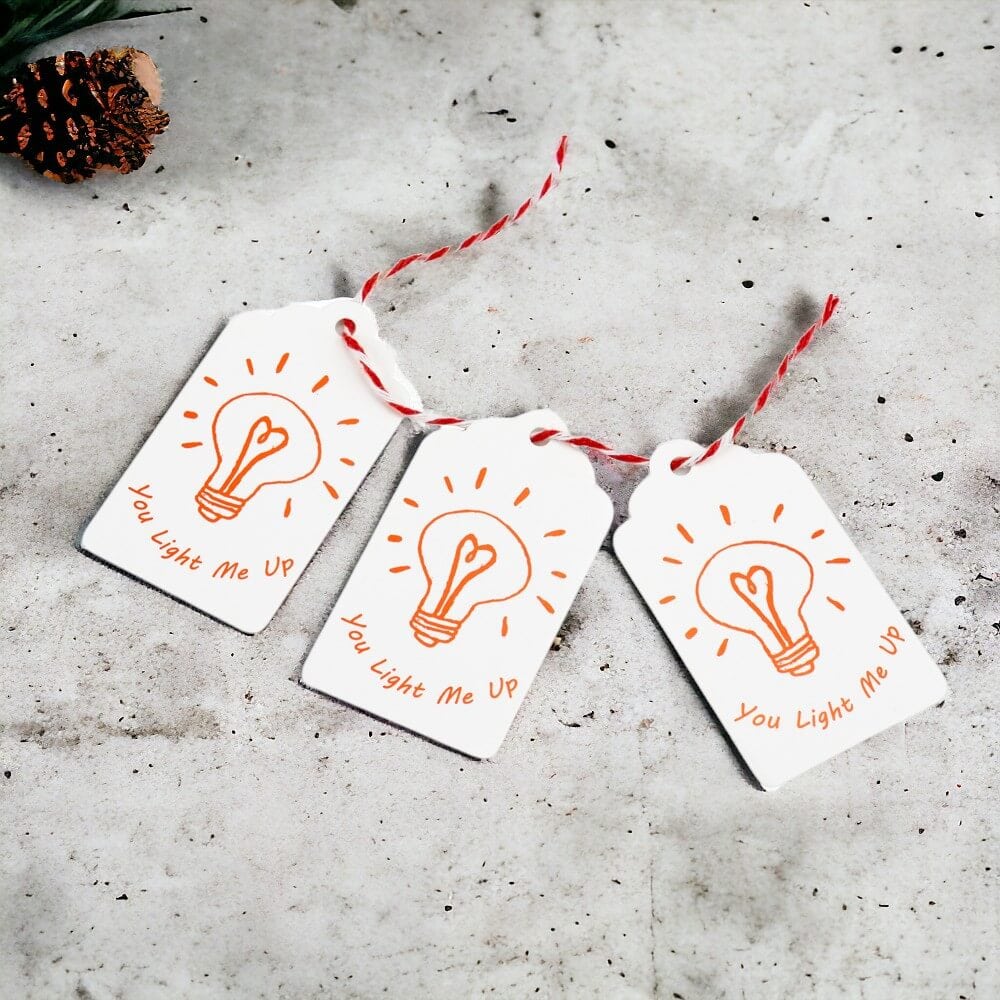 Etichete dreptunghiulare cu șnur model You light me up - alb (set 50 buc) - CraftUp