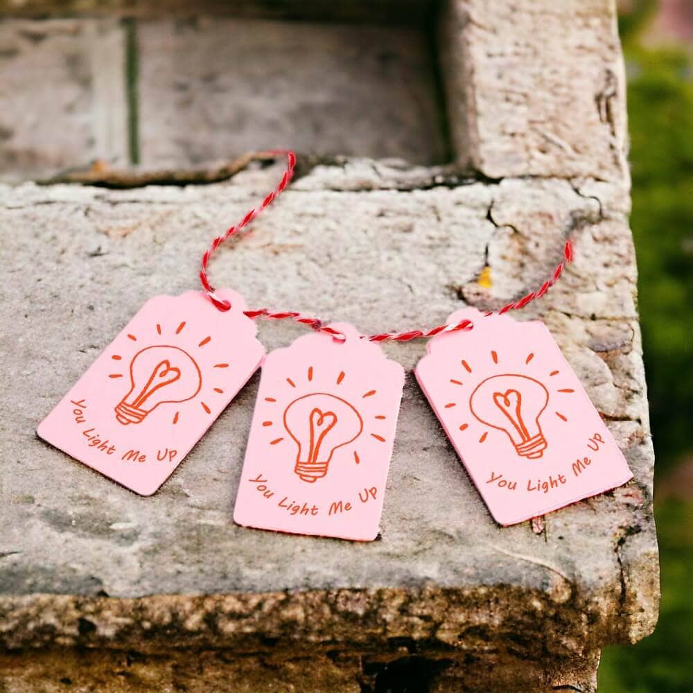Etichete dreptunghiulare cu șnur model You light me up - roz (set 50 buc) - CraftUp