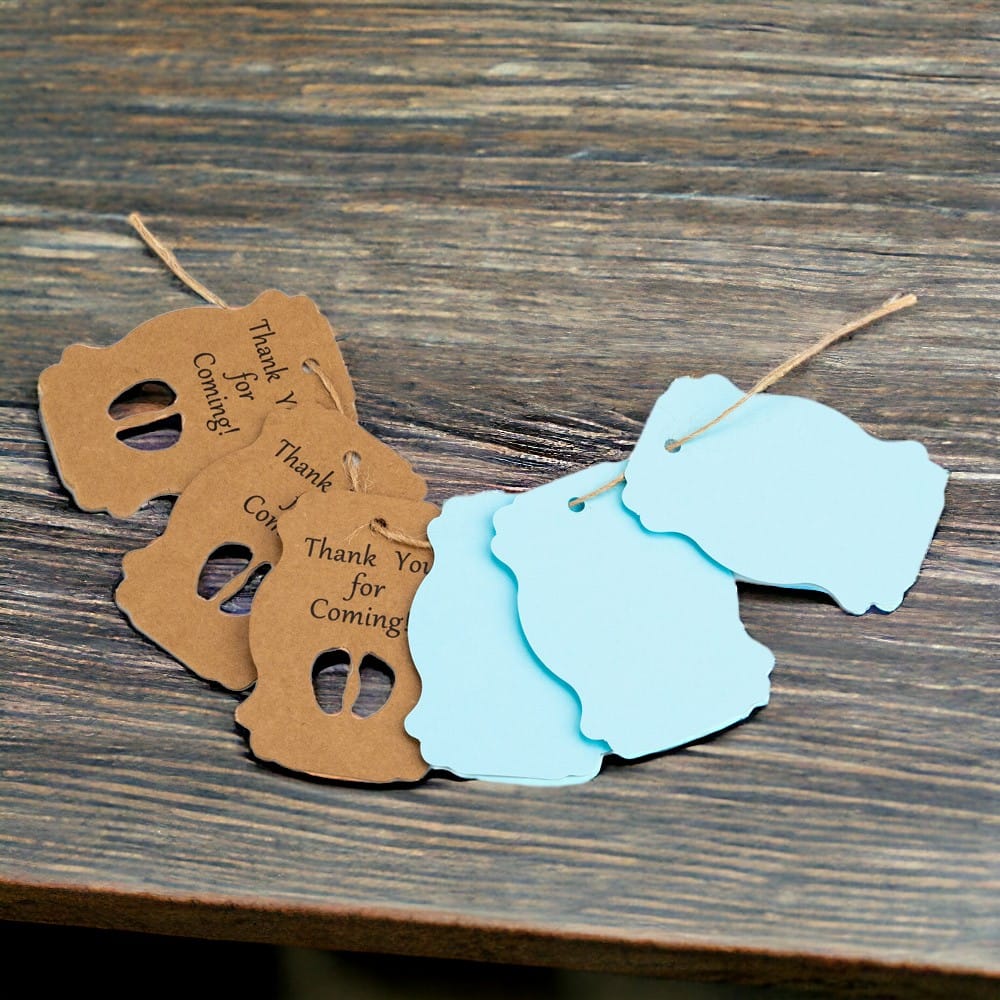 Etichete în 2 culori cu șnur model piciorușe de bebeluș - bleu (set 50 buc) - CraftUp