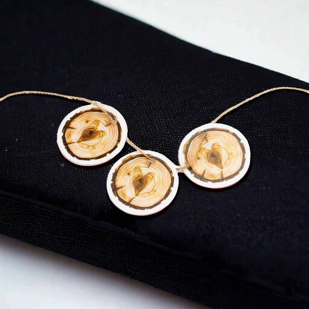 Etichete rotunde cu sfoară model inimă pe fundal de lemn - maro (set 50 buc) - CraftUp