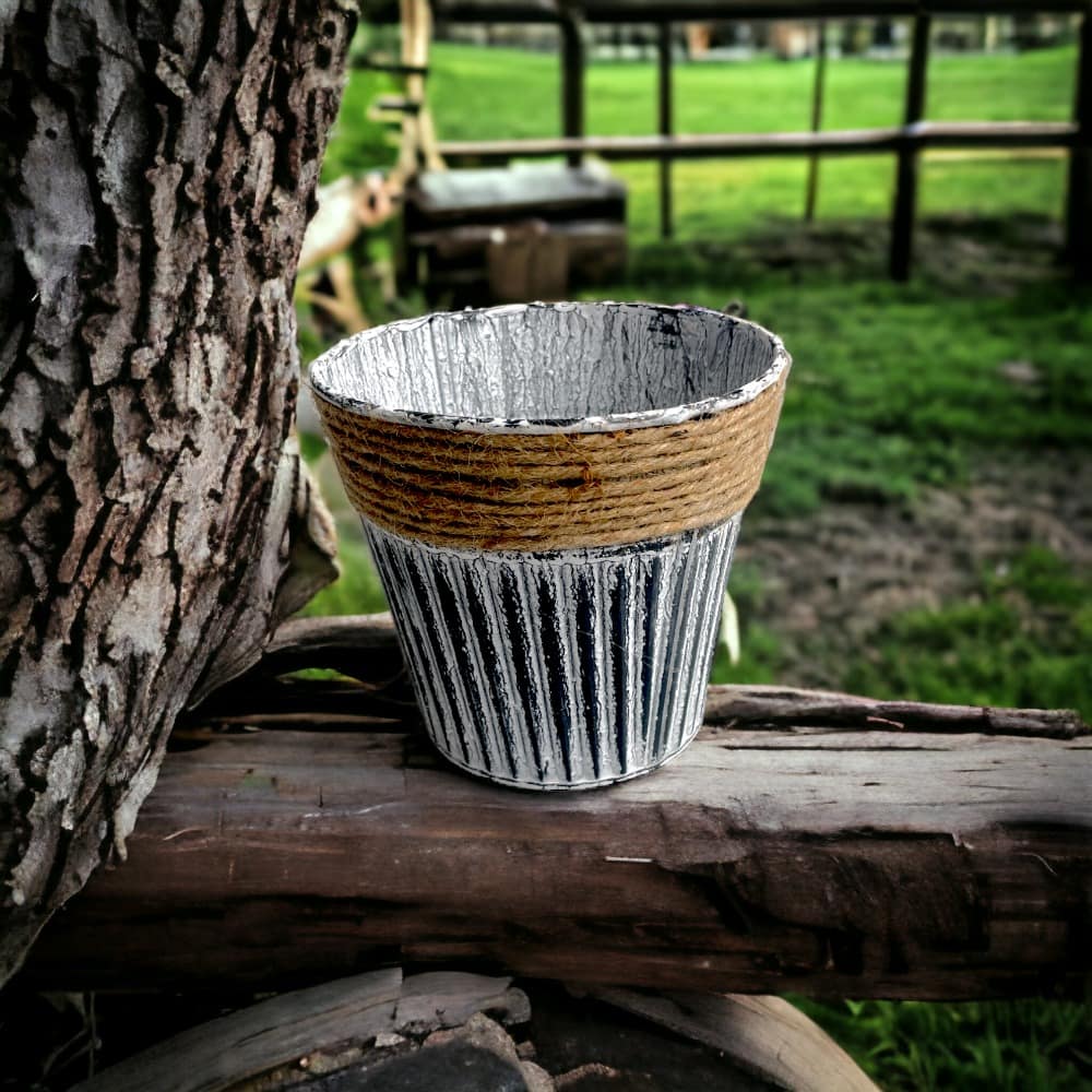 Ghiveci rotund din metal cu sfoară iută model vintage - alb - CraftUp