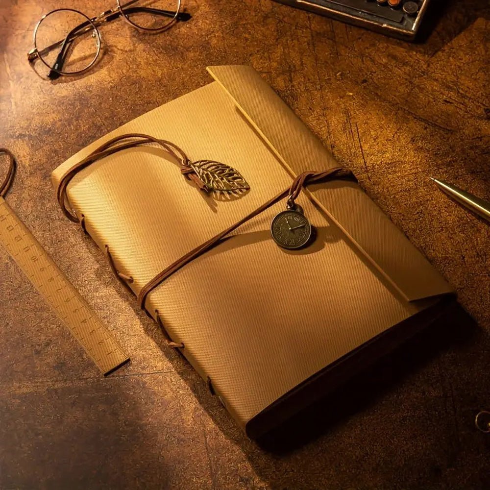 Jurnal tip agendă vintage cu șnur și pandantive metalice - CraftUp