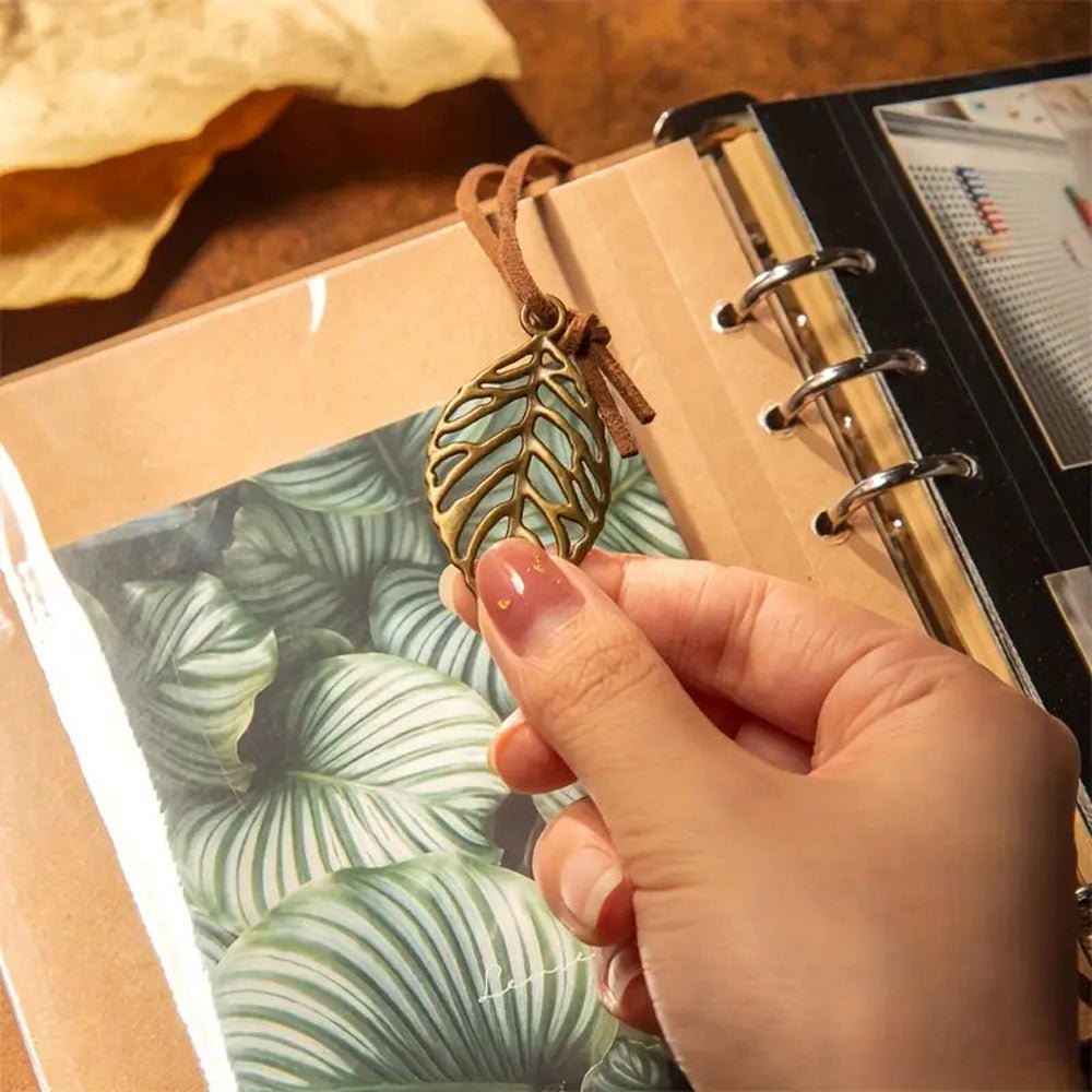 Jurnal tip agendă vintage cu șnur și pandantive metalice - CraftUp