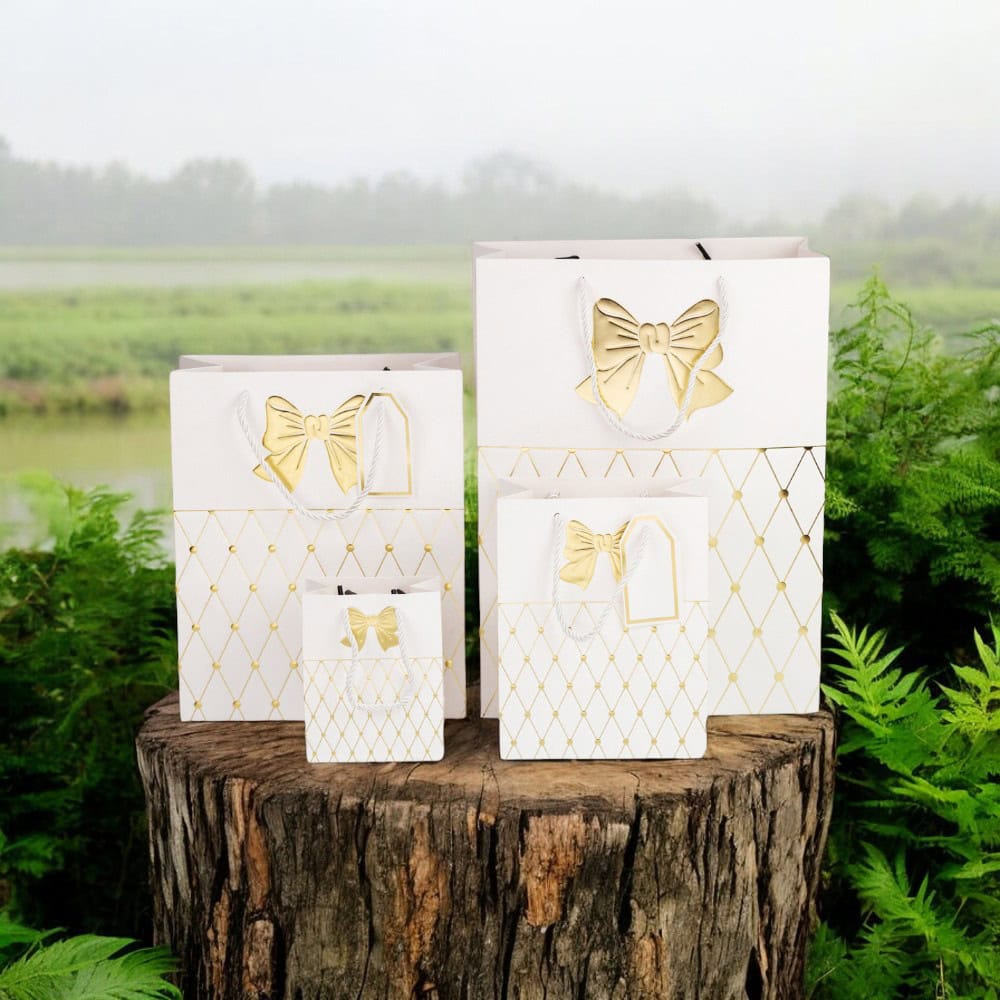 Pungi cadou cu mâner model fundă și romburi aurii 18x23x10cm - alb (set 12 buc) - CraftUp