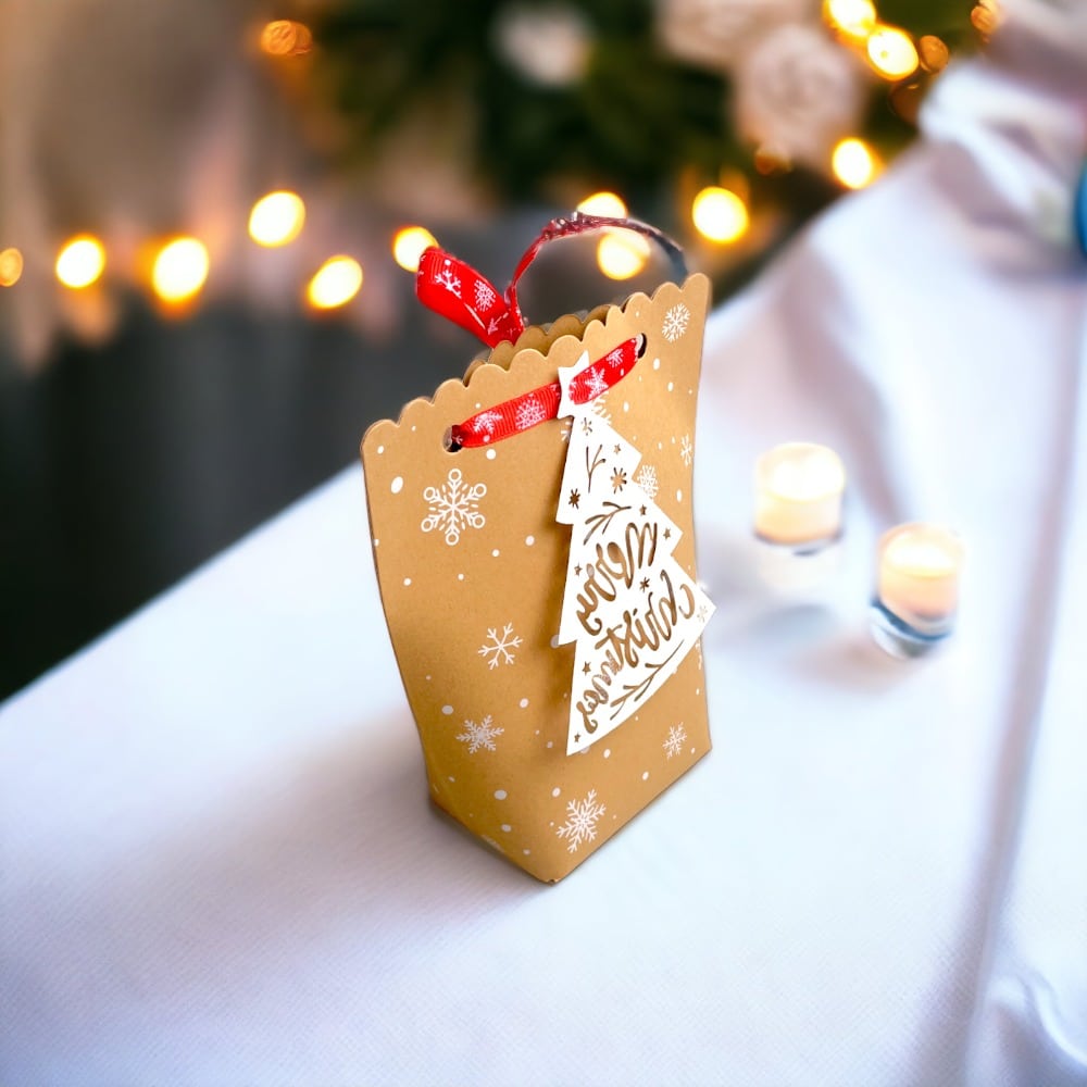 Pungi Crăciun cu panglică roșie și etichetă albă mix 6 modele (set 24 buc) 9x6.5x18 - CraftUp