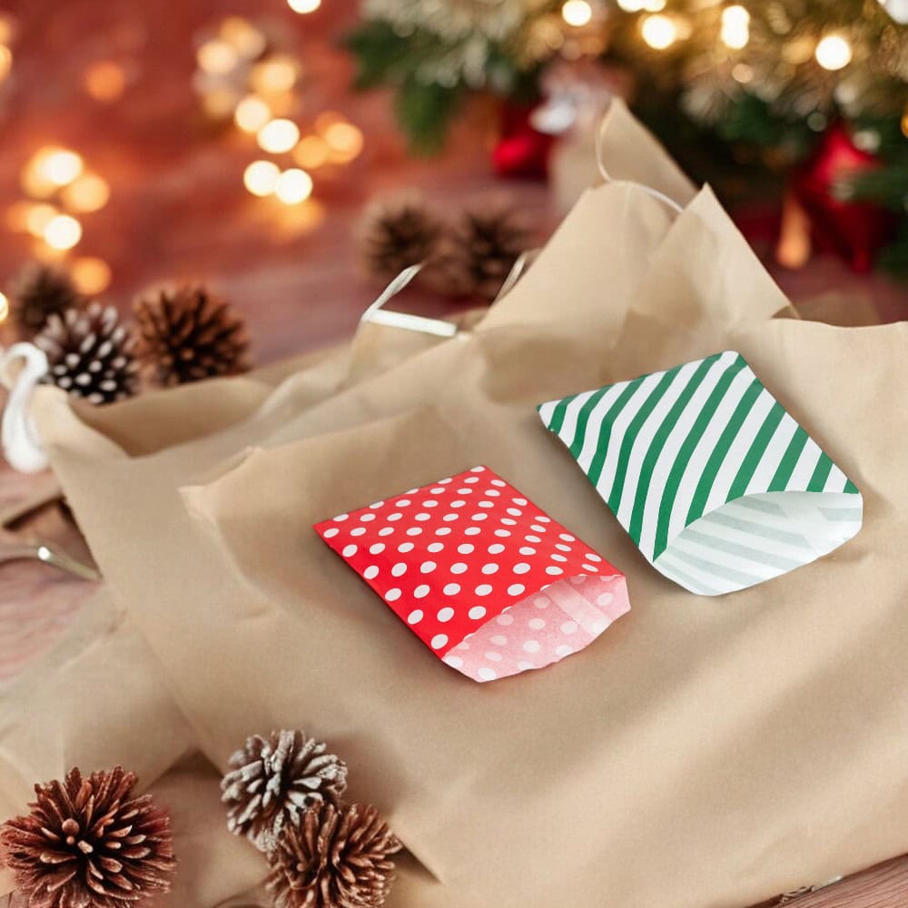 Set 24 pungi de Crăciun 4 modele cu buline sau dungi și stickere - CraftUp